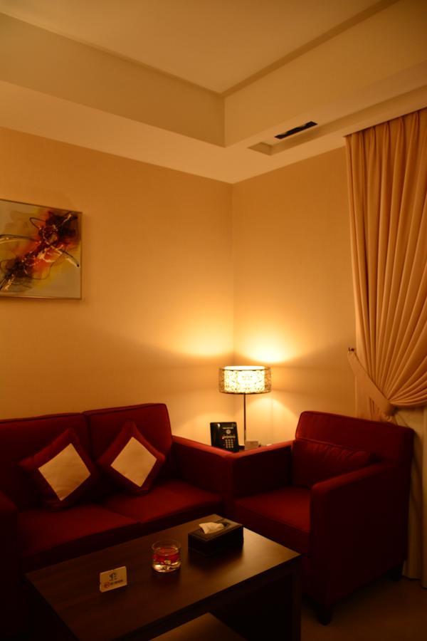אל חובר Home Inn Hotel Suites מראה חיצוני תמונה